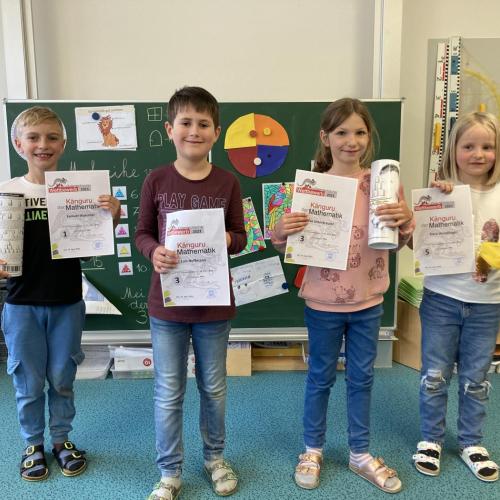 2. Klasse: 1. Platz: Samuel Warscher, 2. Platz: Noemi Bierbaumer (nicht im Bild), 3. Platz: Luis Hoffman und Eva Unterkreuter, 5. Platz: Klara Wendlinger