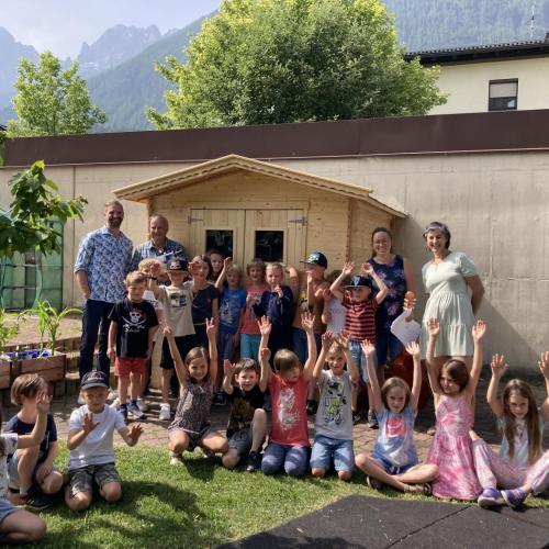 Die Kinder der 1. Klasse mit dem Erbauer Sepp Stocker