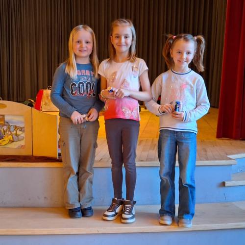 Klara, Valentina und Noemi mit dem Erzähltheater