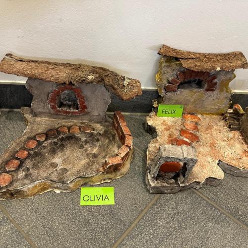 Krippenbau mit Frau Tabernig