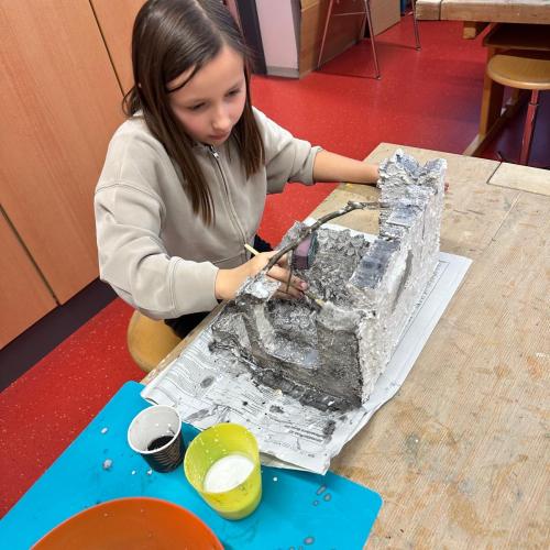 Krippenbau mit Frau Tabernig