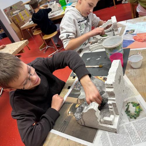 Krippenbau mit Frau Tabernig