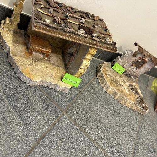 Krippenbau mit Frau Tabernig