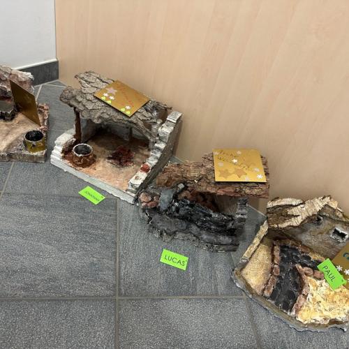 Krippenbau mit Frau Tabernig