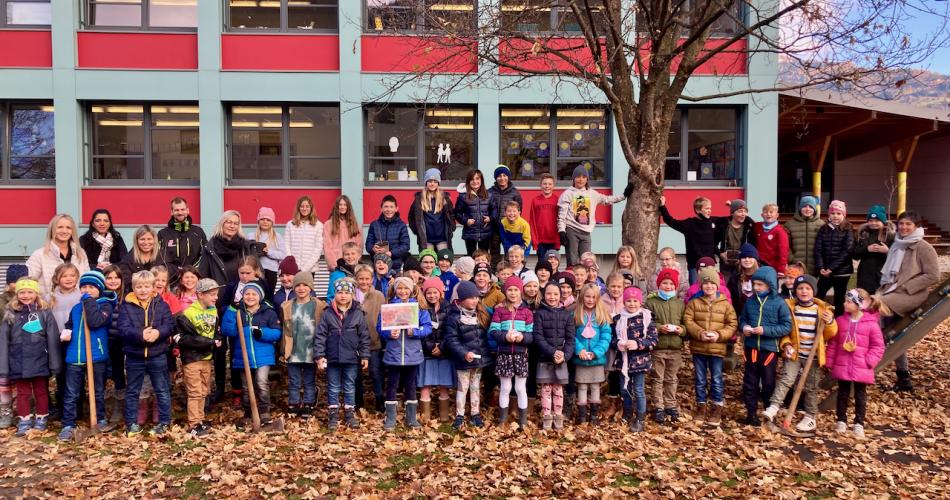 Das Schulteam mit Herrn Sebastian de Jel und allen SchülerInnen